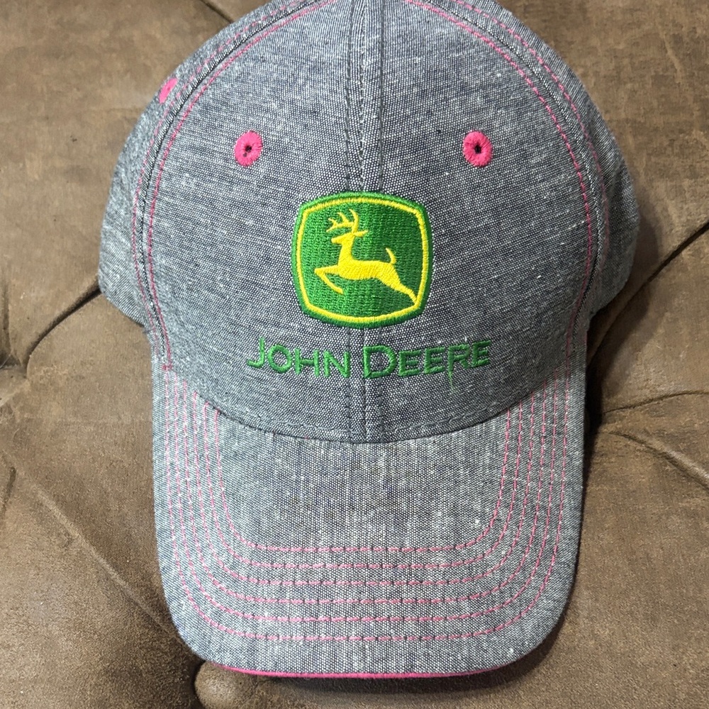 NEW women’s John Deere cap